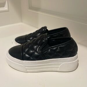 Steve Madden platform girls slip on tennis shoe. Size 11